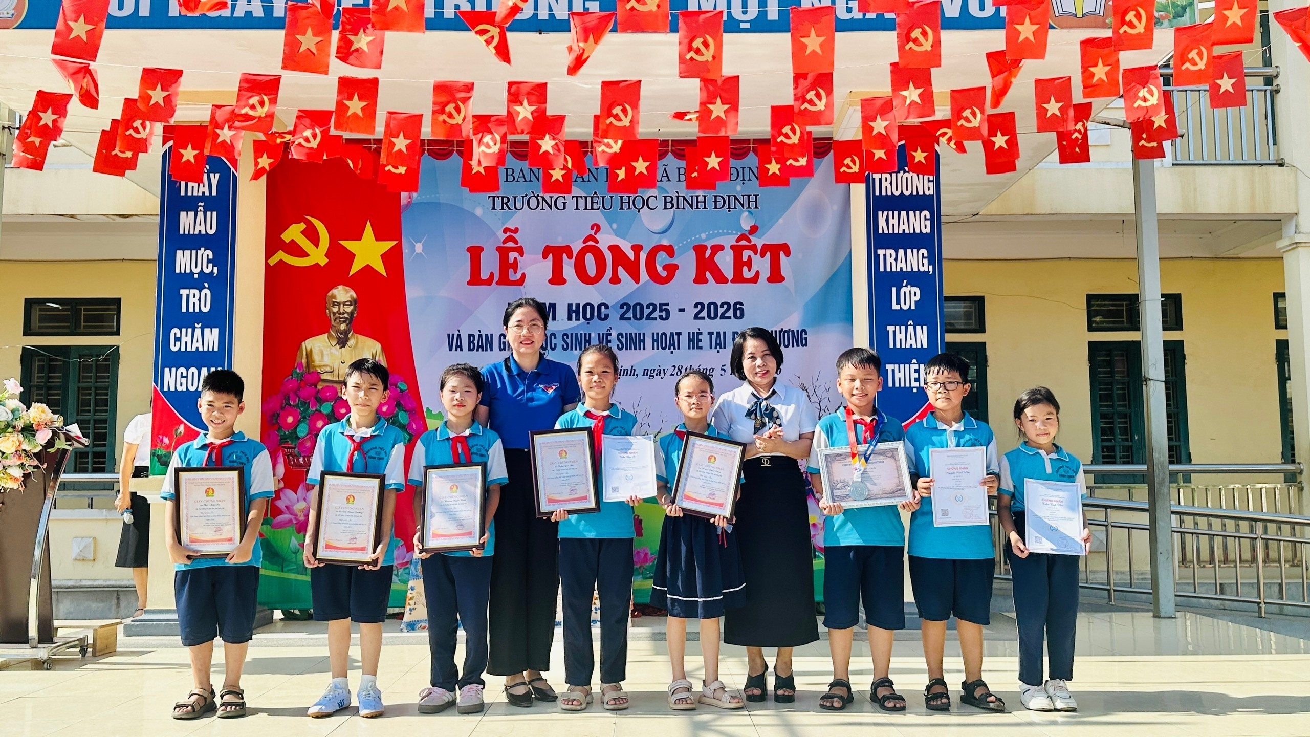 Năm học 2025 - 2026 trường Tiểu học Bình Định có 196 em đạt danh hiệu  học sinh xuất sắc.