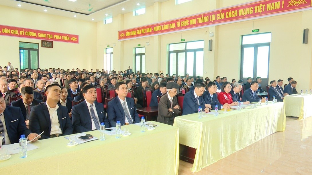 Xã Bình Định trao huy hiệu Đảng, triển khai nhiệm vụ trọng tâm và phát động phong trào thi đua năm 2026