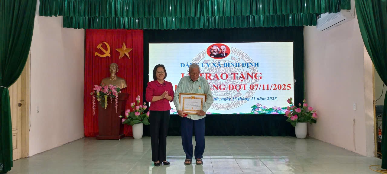 Xã Bình Định trao Huy hiệu Đảng đợt 7/11 cho 18 đảng viên