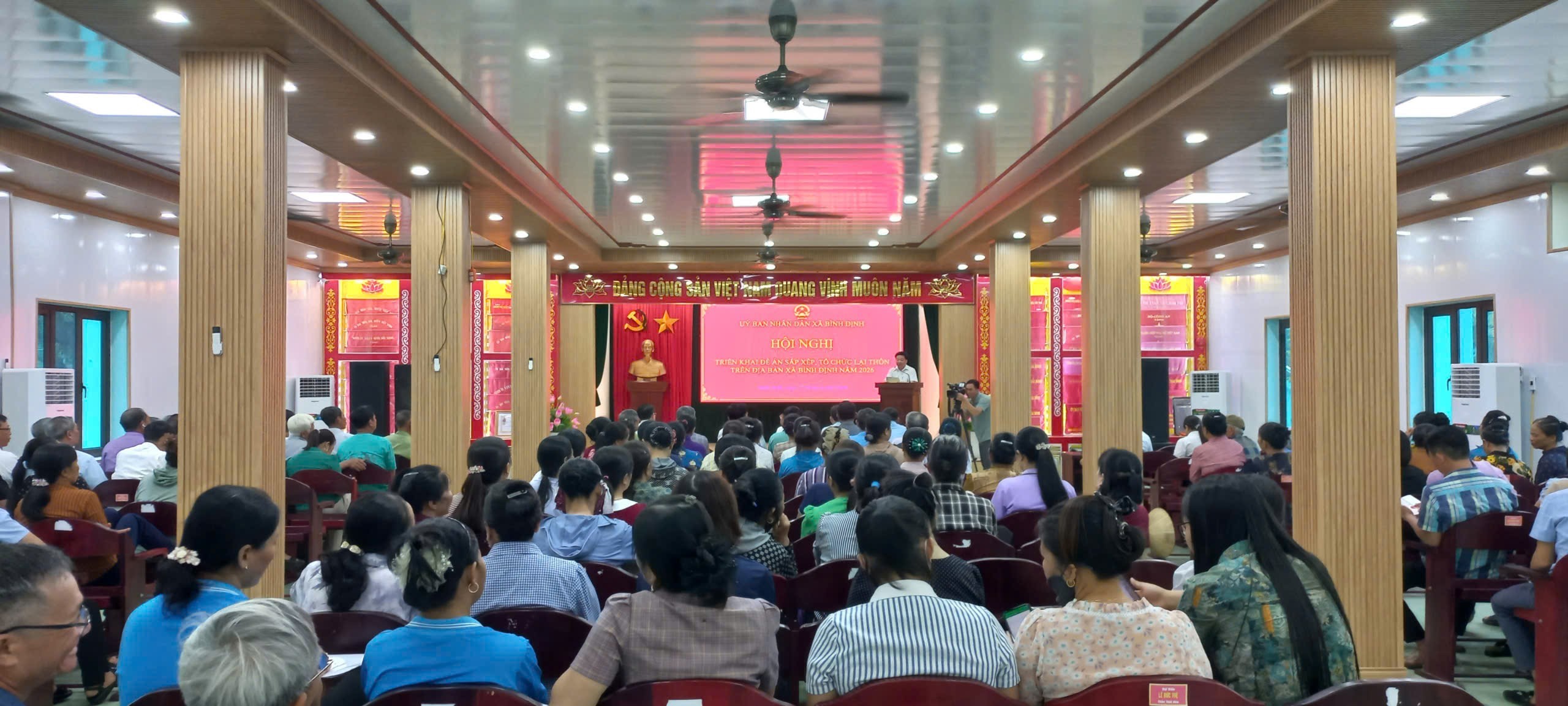 UBND xã Bình Định tổ chức hội nghị triển khai đề án sắp xếp, tổ chức lại thôn và tuyên truyền phổ biến, giáo dục pháp luật